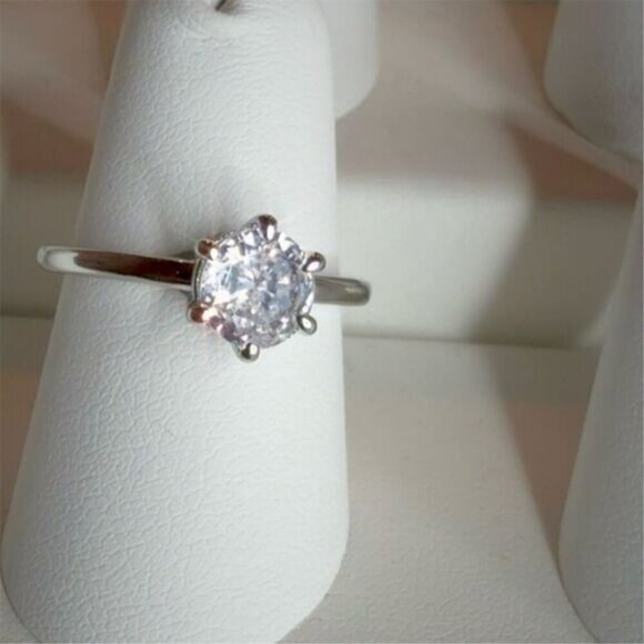 Fashion Jewelry 1 CT CZ Silver Plated Solitaire Engagement Ring Size 6 - Picture 2 of 11